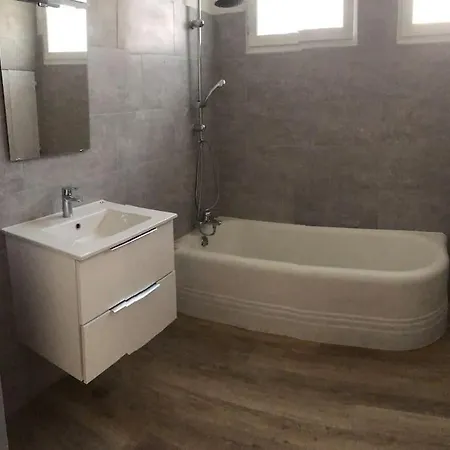 Отель Charmante Maison Proche Bassin Арес